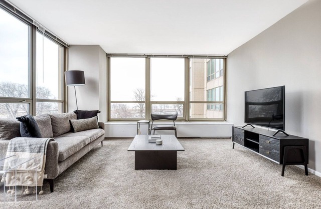 Classic Lakeview 2BR w/ Deck, Pool & Gym, nr Lincoln Park, by Blueground
