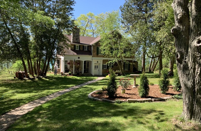 Classic Leland cottage on the beach, beautiful sunsets, 8 min. walk to downtown