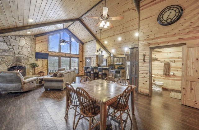 Classic log cabin, hot tub, sleeps 6