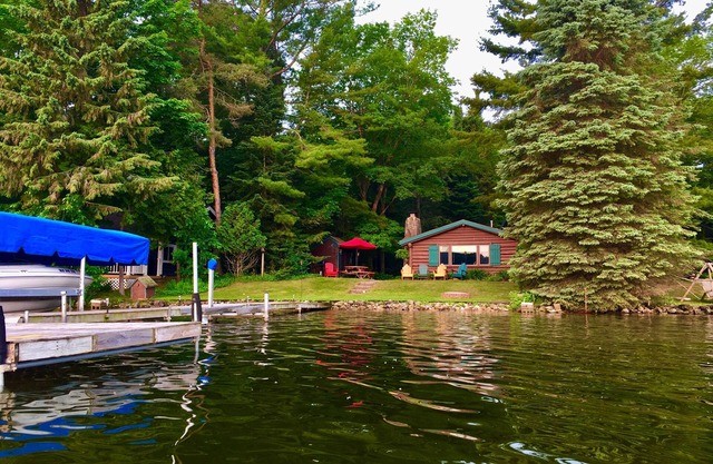 Cabaña de madera clásica en el hermoso lago Charlevoix!