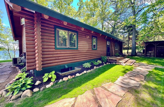 Classic Main Cabin and lakeside hot tub in Nisswa