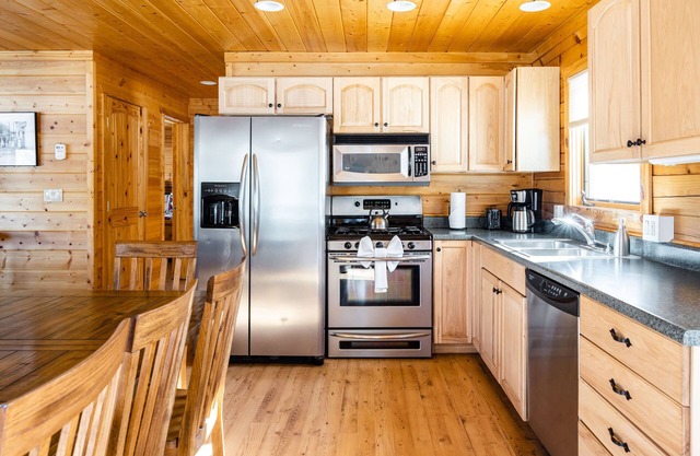 Classic Mountain Log Cabin at Dreamy Art & Nature Retreat Center