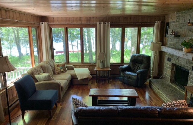 Classic Muskoka Cottage on PenLake
