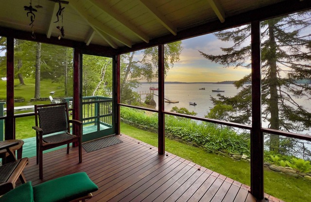 Cabaña clásica y cabaña en hermosos 8 acres con vistas al agua al atardecer