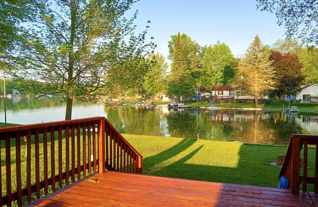 Classic on The Lake, Clean+Quiet, Private Dock, Full kitchen, WIFI+ROKU, Laundry