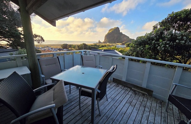 Classic Piha Bach with Sea Views & Beach Proximity
