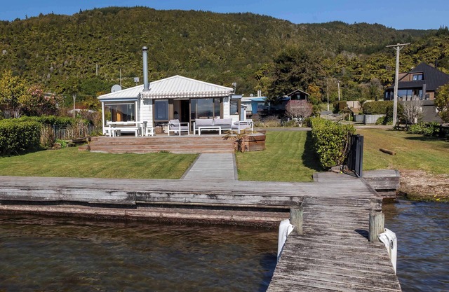 Classic Rotoiti Lakefront | Private Jetty & Views!