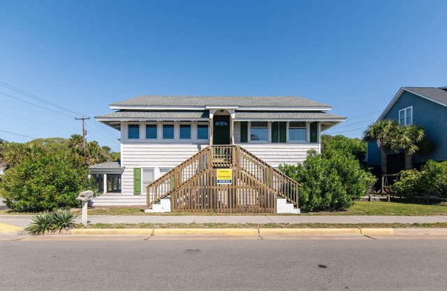 Classic Second Row Home w/ Ocean Views & Direct Beach Access; CableTV/WiFi