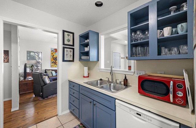 Classic South 5th Getaway — Minutes to Downtown, Zilker & Rainey