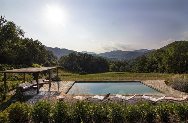 Cortijo toscano clásico con gran piscina en las colinas cerca de Lucca, capacidad para 14