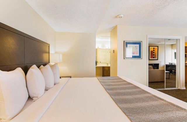 Classic Unit – Full Kitchen, Outdoor Pool & Pet-Friendly