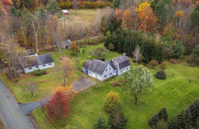 Hilltop Homestead : Charming Woodstock Farmhouse, Close to Skiing