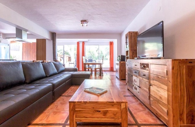 Classic Villa for 12- Pool, BBQ, big exterior area