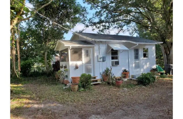 Classic Vintage Cottage near beach, shops, dining