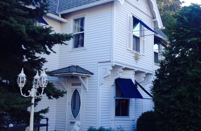 Waterview Victorian Summer Cottage en Park -like- Setting, pasos del puerto.