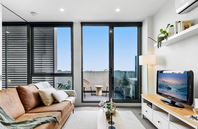 Classy 1-Bed Unit on High Street with City Views