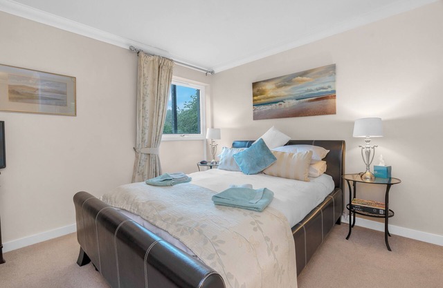 Classy 2-Bed Holyrood Greens-Edinburgh
