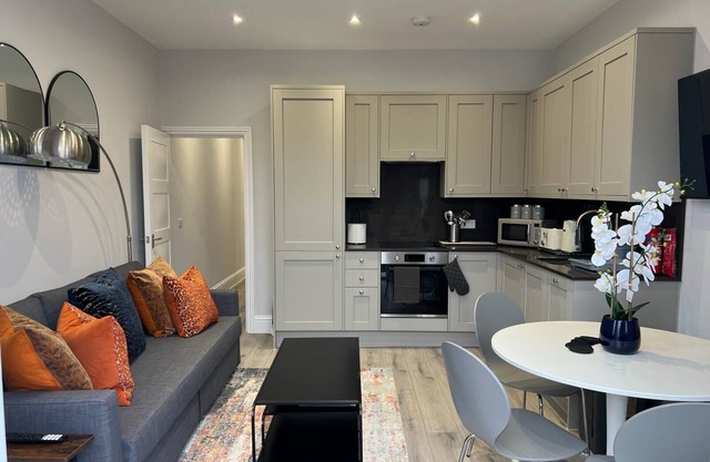 Classy 3Bed/2Bath Ground Floor Pe-Friendly Flat with Lovely Garden