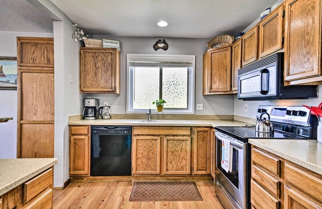 Classy Hood River Condo with Mt. Adams Views!