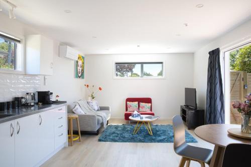 Classy Modern Unit close to Airport, Shops and Bus