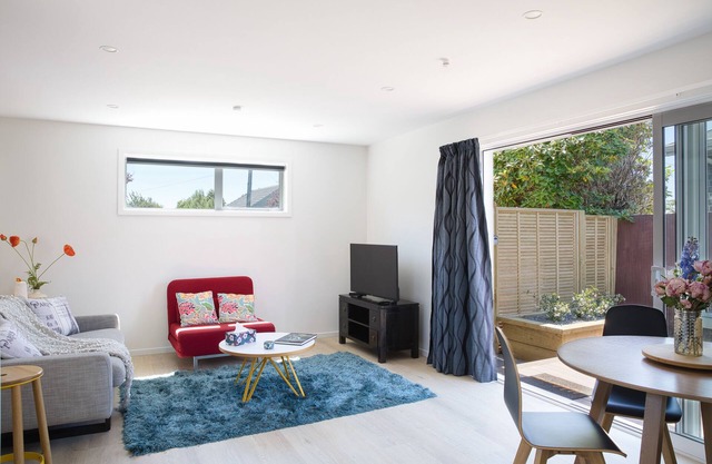 Classy Modern Unit. Walk to shops, bars & cafes. Pet-Friendly! Bus at gate.