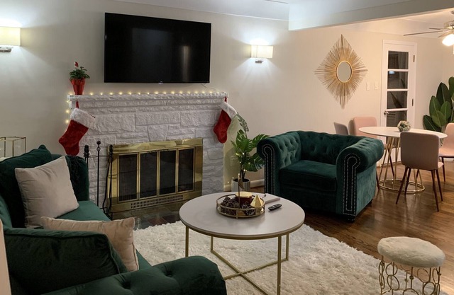 Classy Vintage Home in Harper Woods 3bed/1.5 baths