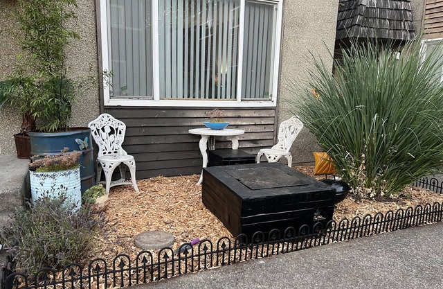 Clean 2 bedroom Townhouse close to Airport and Downtown