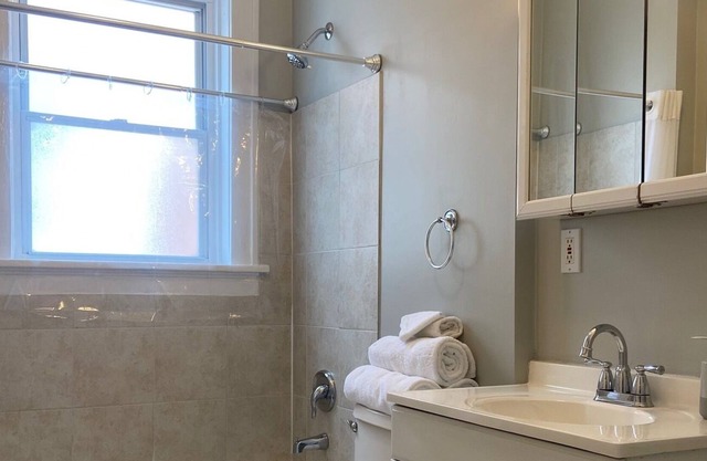 Clean 2nd floor 1 Bedroom apartment 10 minutes from medical campus