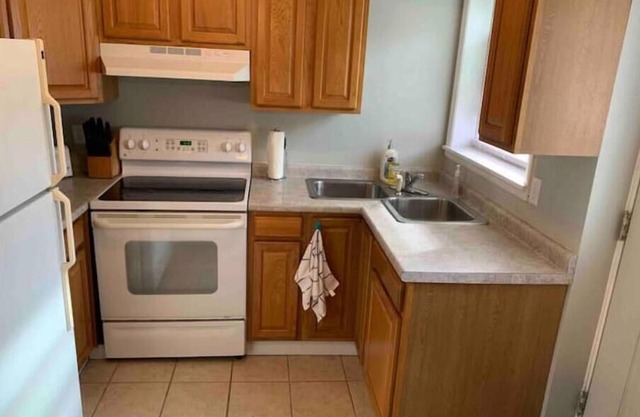 Clean 3 bedroom apartment in safe neighborhood
