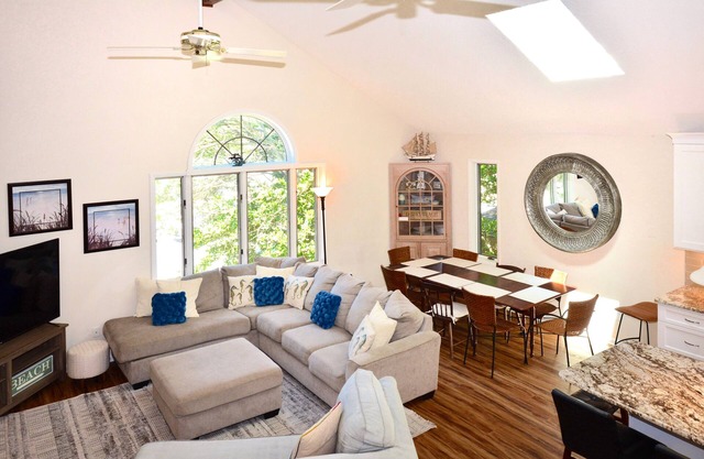 Clean/Airy Downtown Dewey Beach 6BR Home w/ Parking