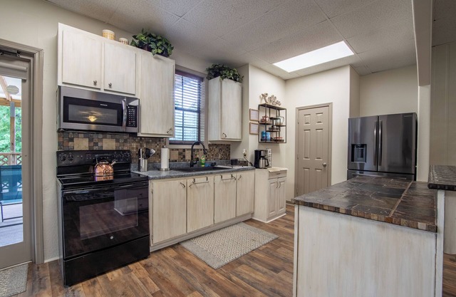 CLEAN and CLOSE to everything! Boat parking! Sleeps 6! 3 mins from State Park!