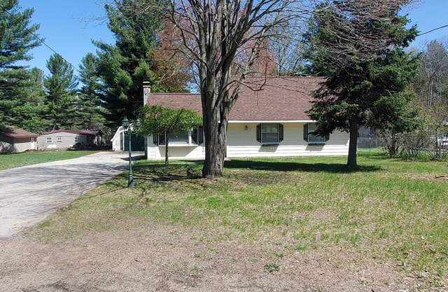 Clean and cozy Cottage bring your toys! Restaurants,ORV trails and Lake St Helen