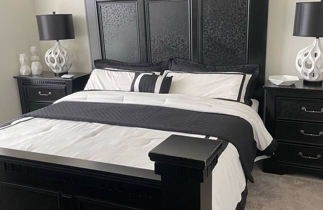 Clean and Cozy 3bd Townhouse with indoor fireplace!