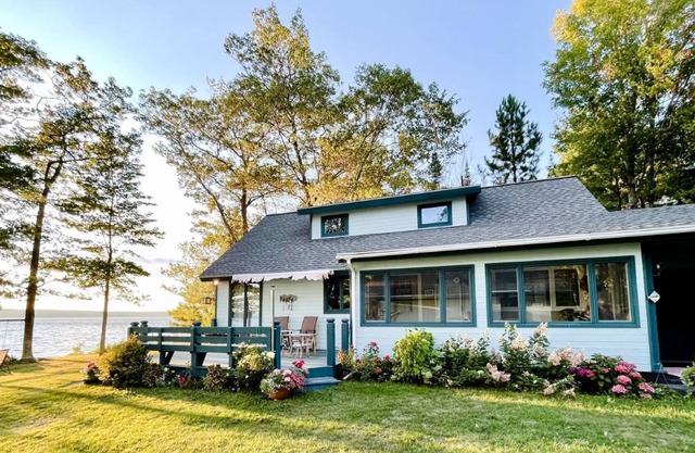 Clean and Cozy Cabin with Hot Sauna, Watersports + Snowmobiling