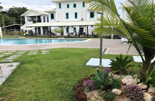 Condominio limpio y seguro, a solo pasos del océano con piscina y cerca de todo