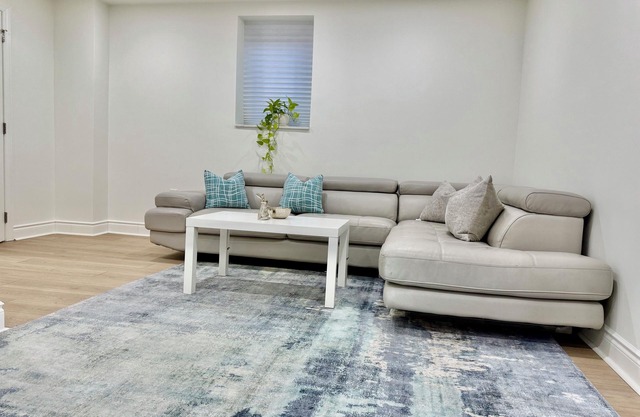 Clean Basement Suite | 1BR + 1FWR +LR + Kitchen near Ontario Lake & Hwy 412/401