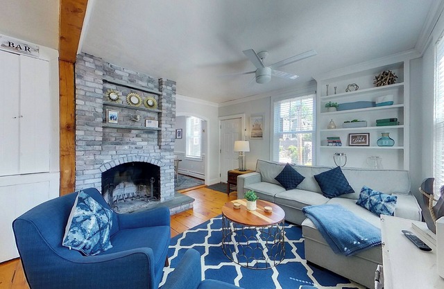 Clean & Bright historic cottage steps from the Broadway Restaurant District!