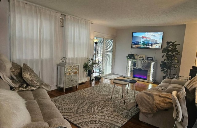 Clean Calm Serene Stylish Home. Screened patio for smoking, cooking or relaxing.