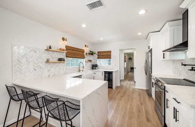 Clean & Centrally located to Busch Gardens USF Tampa Zoo Family & Pet Friendly