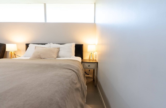 Clean City Studio near DTLA w/ Private Yard & FREE Parking