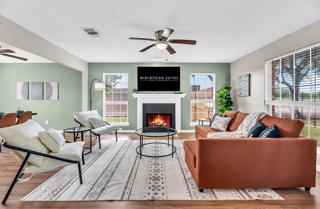 Clean, Comfortable, Centrally Located | AE