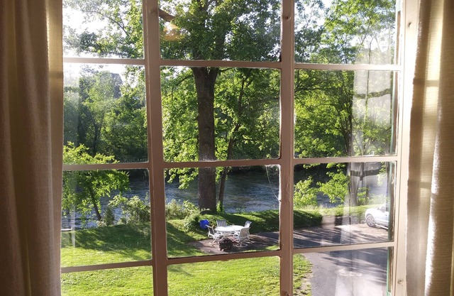 Limpie la cabaña en el río en Bryson City, NC. Pescar y asar su captura aquí!