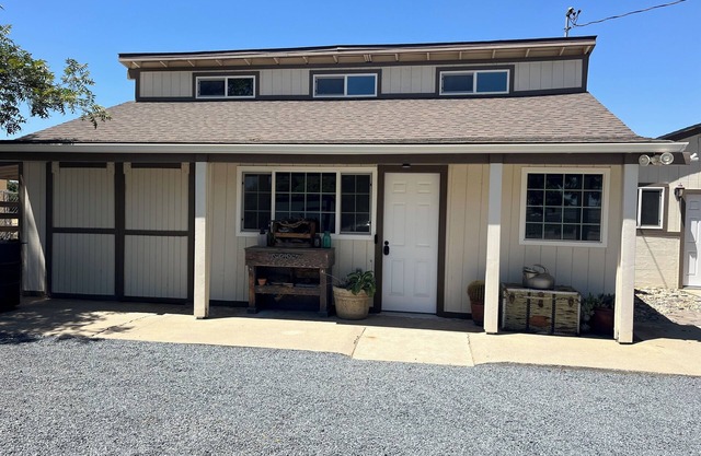 Clean Country Home. 3 bedroom home in a quiet side of Fresno close to amenities.