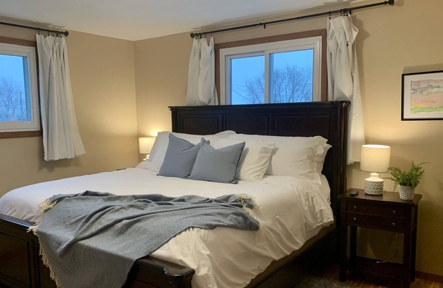 Clean & Cozy 2 Bedroom w/ King Bed on the East Side