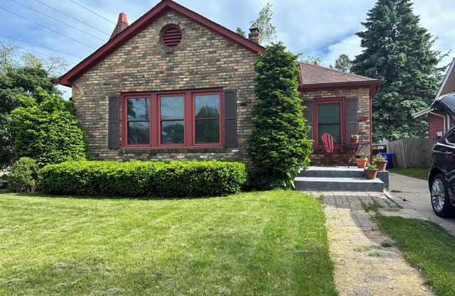 Charming 2-bedroom bungalow with AC, WiFi, sauna 3 blocks from Lake Michigan