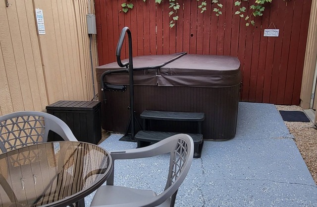 Clean & Cozy! - HOT TUB Hideaway!