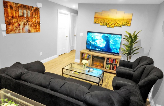 Clean, Cozy Pocket Friendly 2BR + A/C + Workspace + Ethernet & WiFi