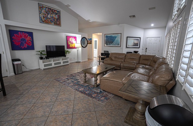 ★ Clean & Cozy Ultra-Spacious ★ 4Bed 2Bath in North Las Vegas!
