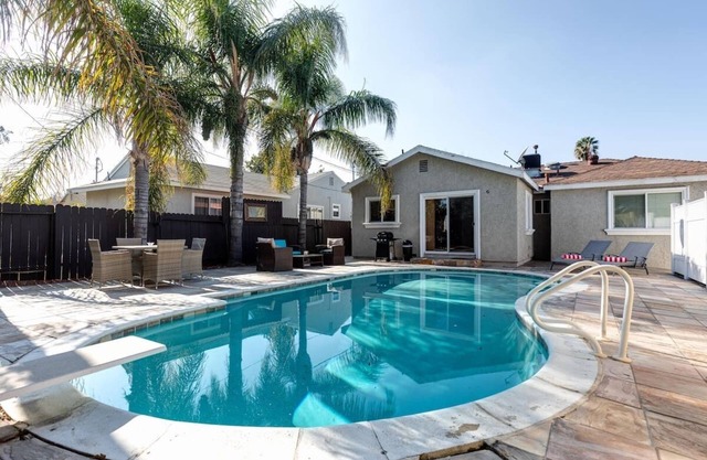 Clean Los Angeles Home with Pool, Air Conditioning, Fast Wifi Internet, Smart TV