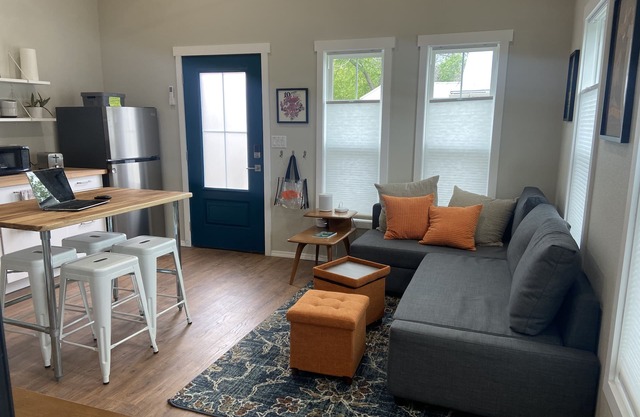 Clean, modern guesthouse located in a central Austin.